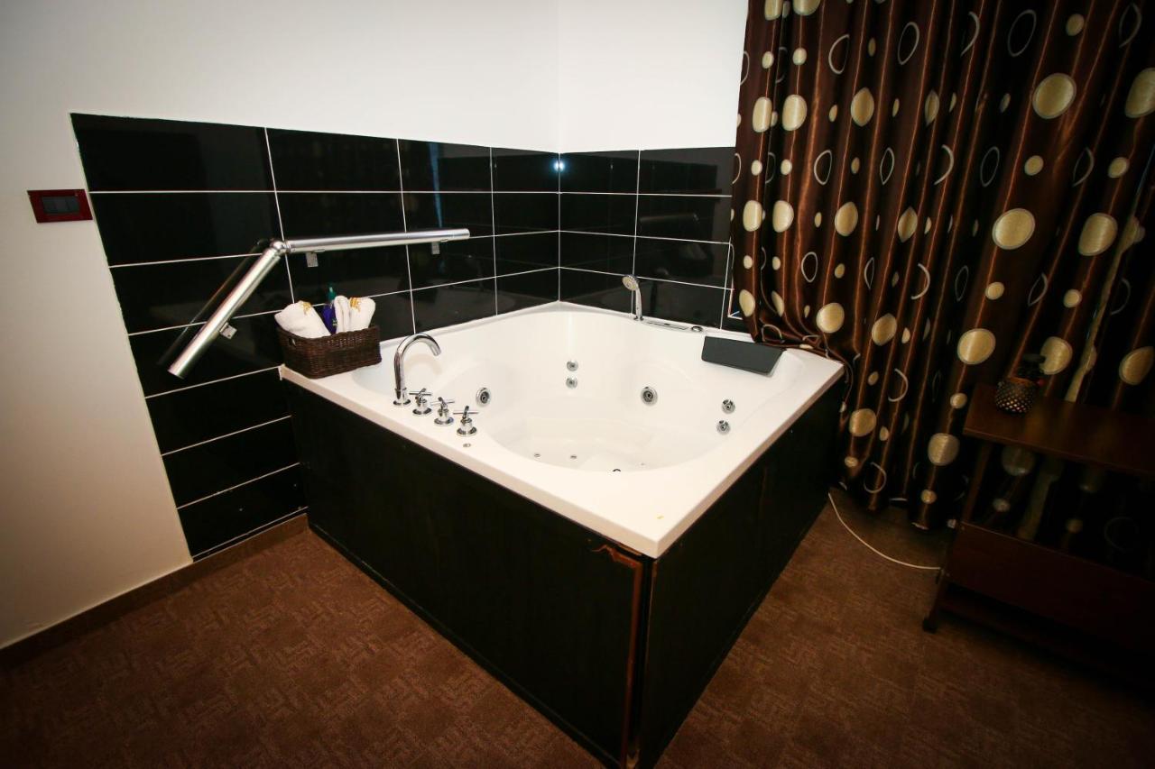 בוקרשט Karma Luxury Room מראה חיצוני תמונה